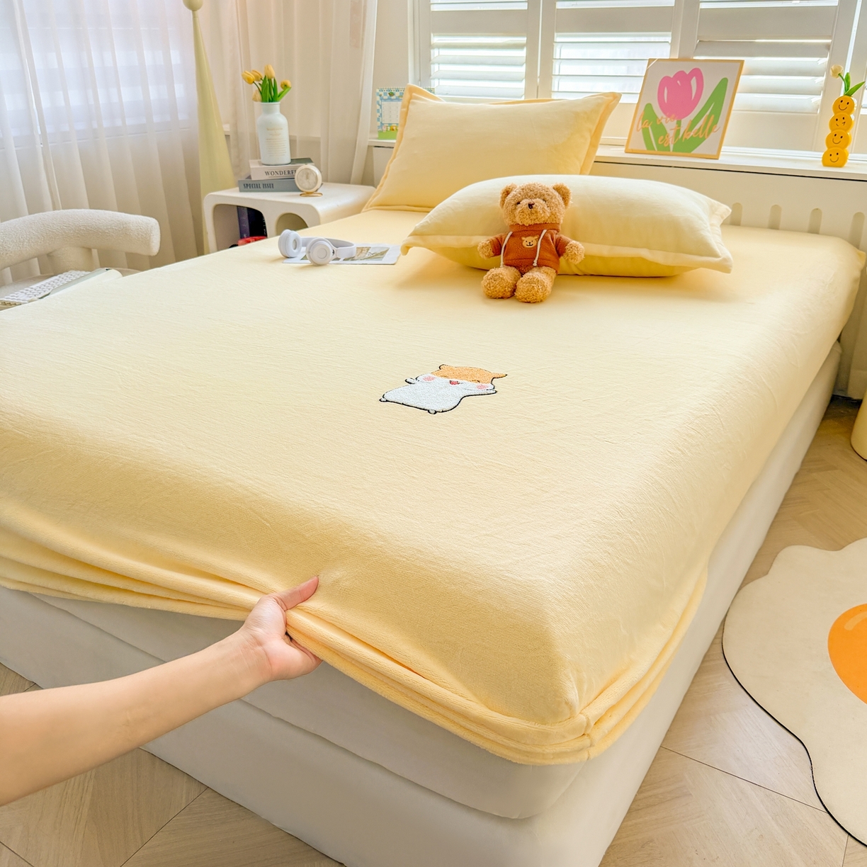 91家纺网 家纺一手货源 找家纺 湘之帛 2025新款牛奶绒印花床笠 小松鼠-米黄