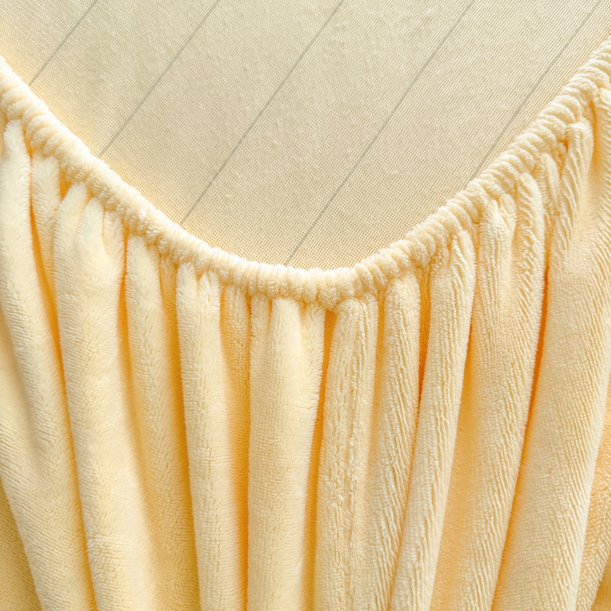 91家纺网 家纺一手货源 找家纺 湘之帛 2025新款牛奶绒印花床笠 小松鼠-米黄