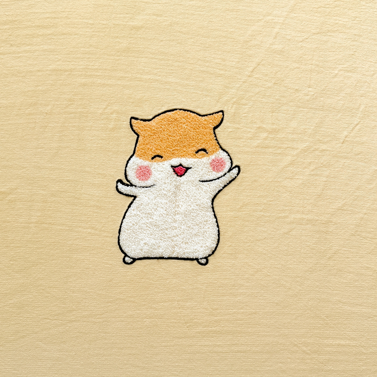 91家纺网 家纺一手货源 找家纺 湘之帛 2025新款牛奶绒印花床笠 小松鼠-米黄