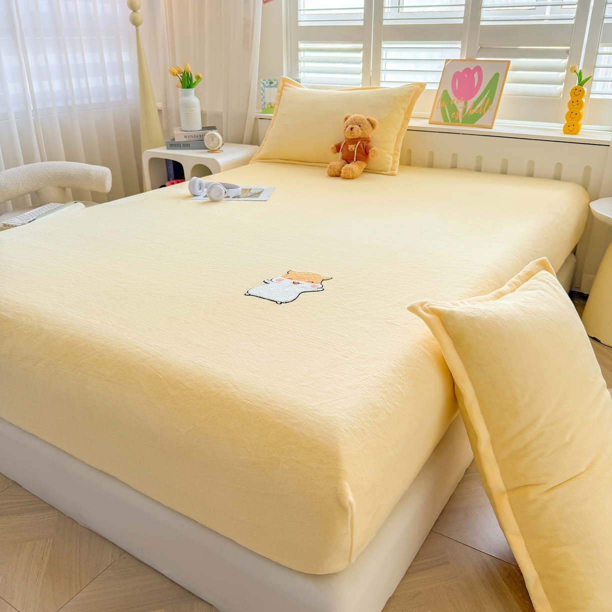 91家纺网 家纺一手货源 找家纺 湘之帛 2025新款牛奶绒印花床笠 小松鼠-米黄