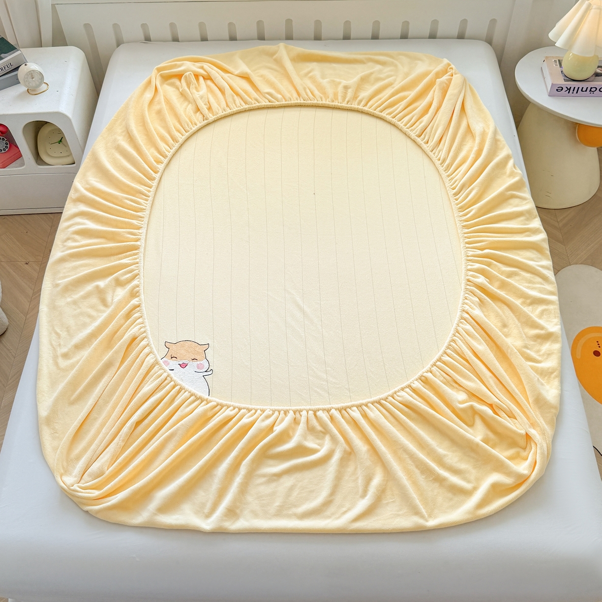 91家纺网 家纺一手货源 找家纺 湘之帛 2025新款牛奶绒印花床笠 小松鼠-米黄