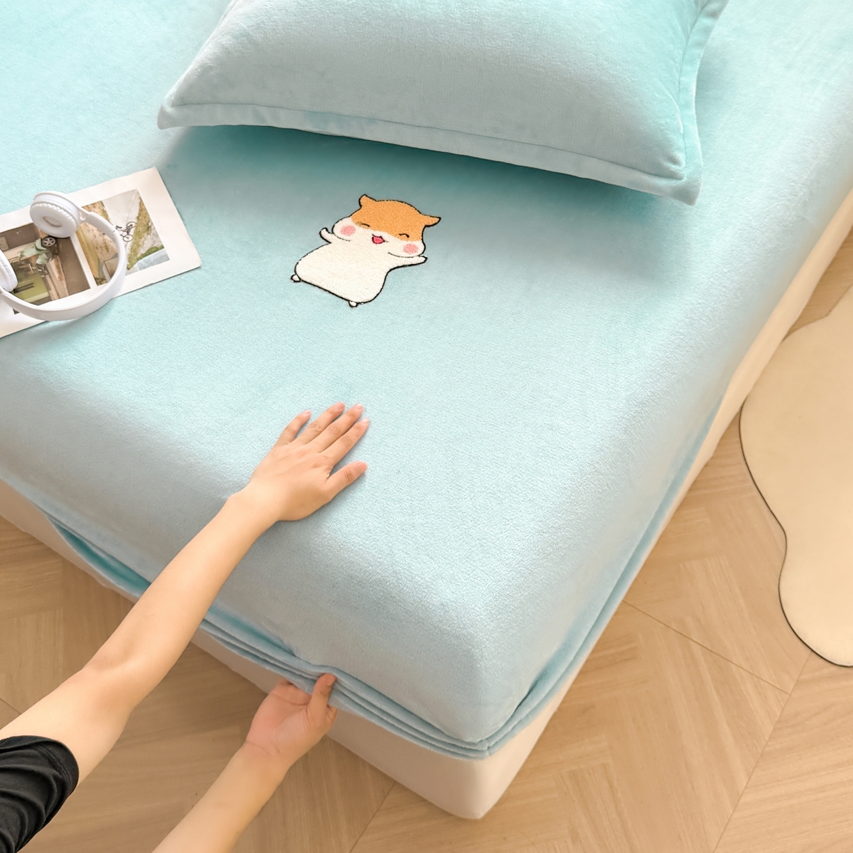 91家纺网 家纺一手货源 找家纺 湘之帛 2025新款牛奶绒印花床笠 小松鼠-浅蓝