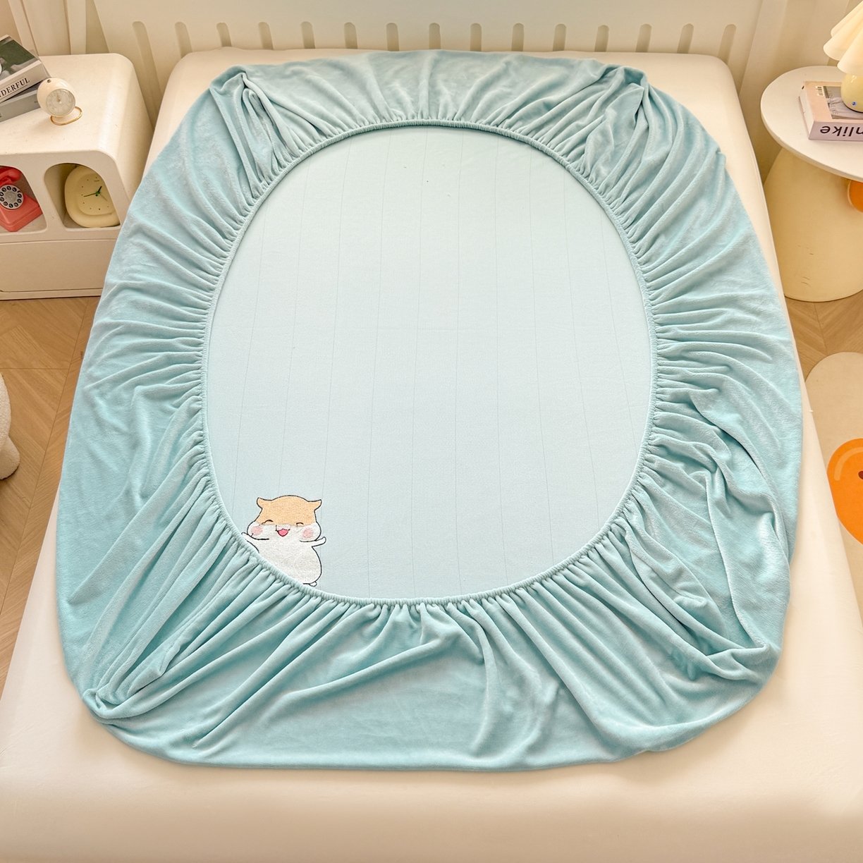 91家纺网 家纺一手货源 找家纺 湘之帛 2025新款牛奶绒印花床笠 小松鼠-浅蓝