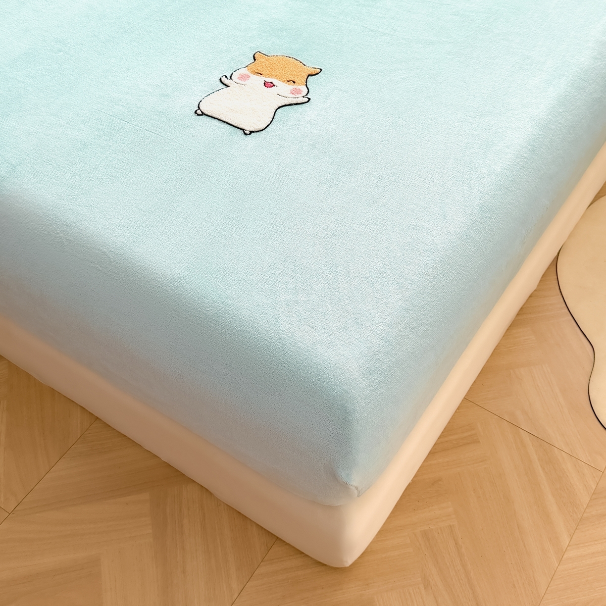 91家纺网 家纺一手货源 找家纺 湘之帛 2025新款牛奶绒印花床笠 小松鼠-浅蓝