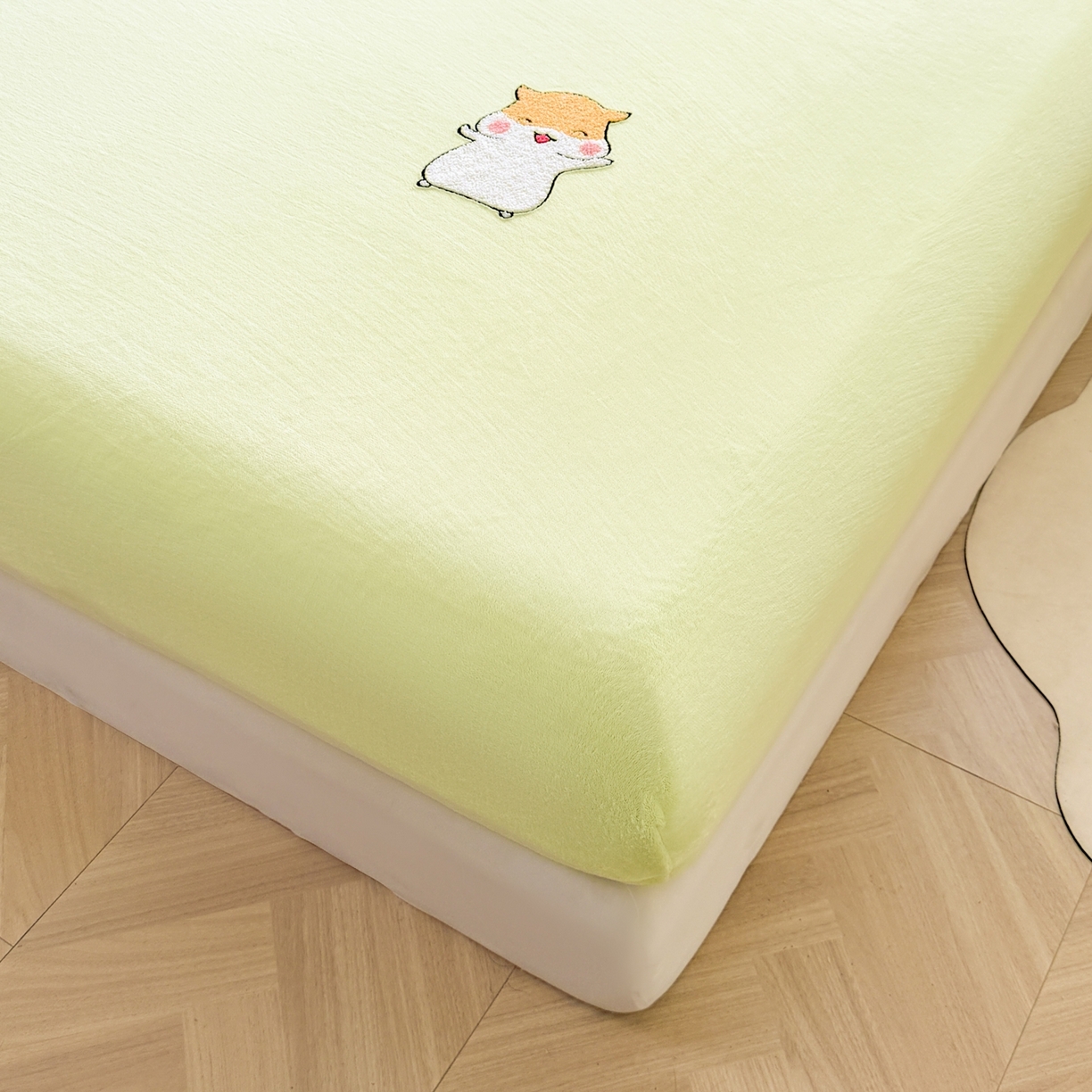 91家纺网 家纺一手货源 找家纺 湘之帛 2025新款牛奶绒印花床笠 小松鼠-浅绿