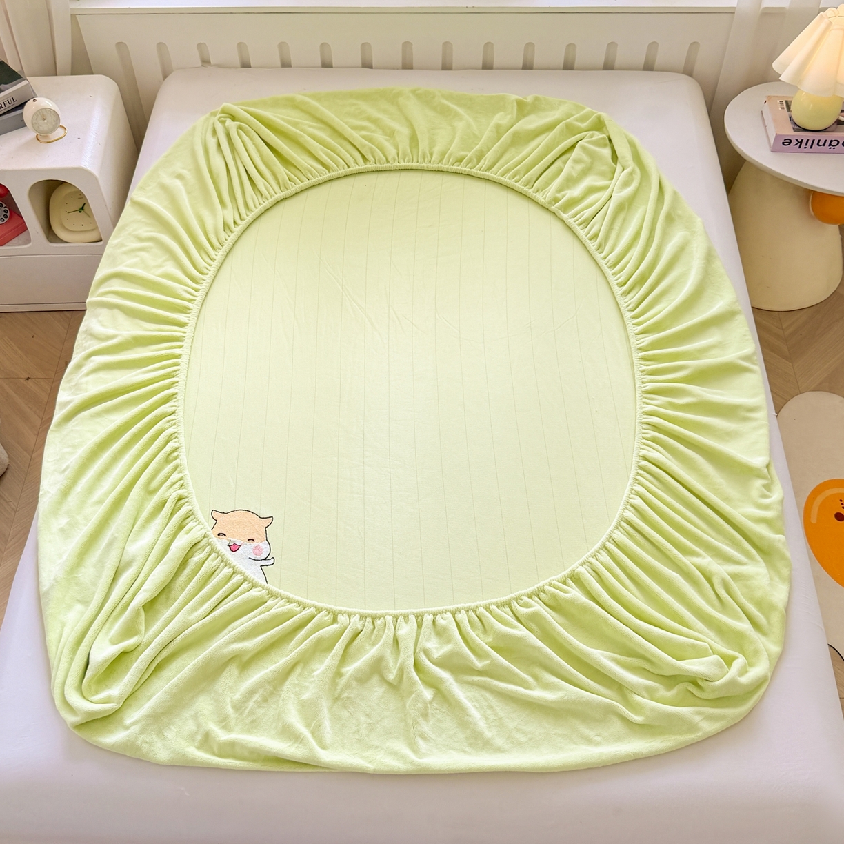 91家纺网 家纺一手货源 找家纺 湘之帛 2025新款牛奶绒印花床笠 小松鼠-浅绿