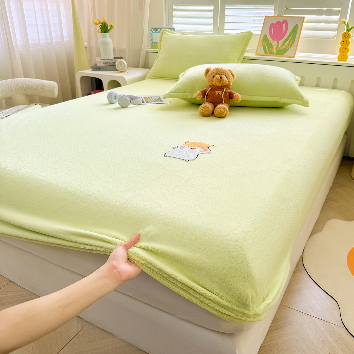 91家纺网 家纺一手货源 找家纺 湘之帛 2025新款牛奶绒印花床笠 小松鼠-浅绿