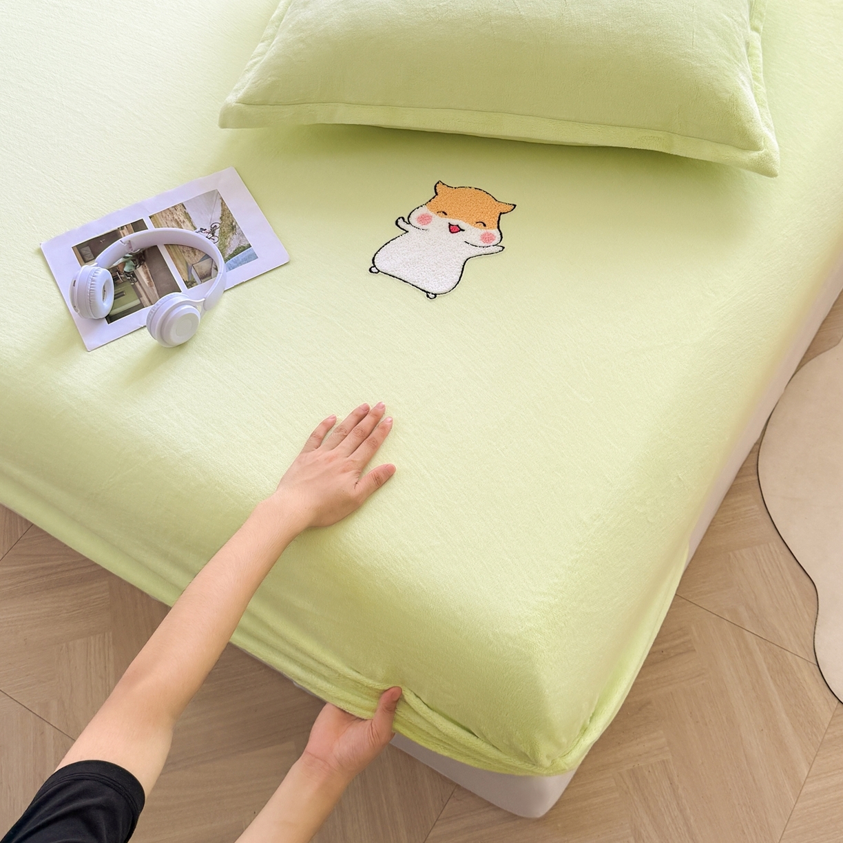 91家纺网 家纺一手货源 找家纺 湘之帛 2025新款牛奶绒印花床笠 小松鼠-浅绿