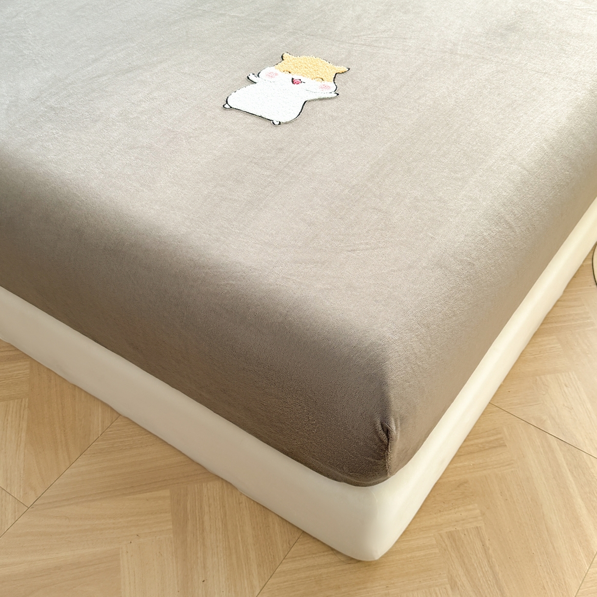 91家纺网 家纺一手货源 找家纺 湘之帛 2025新款牛奶绒印花床笠 小松鼠-深灰