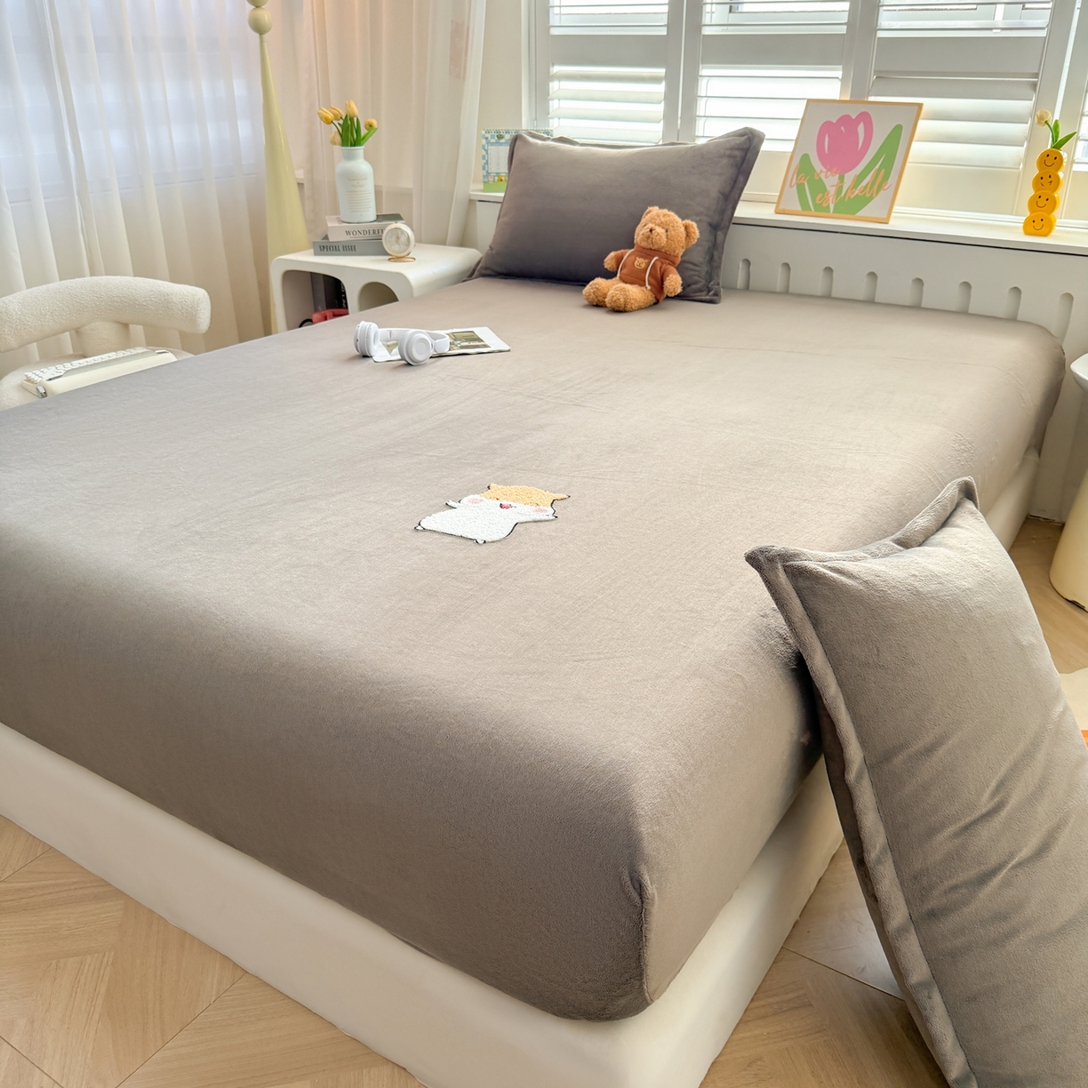 91家纺网 家纺一手货源 找家纺 湘之帛 2025新款牛奶绒印花床笠 小松鼠-深灰