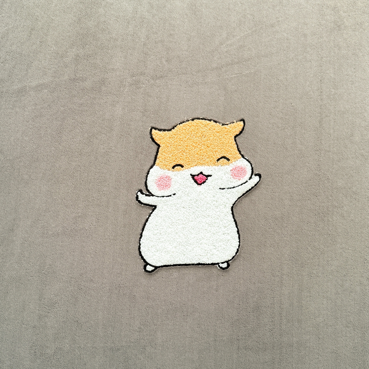 91家纺网 家纺一手货源 找家纺 湘之帛 2025新款牛奶绒印花床笠 小松鼠-深灰