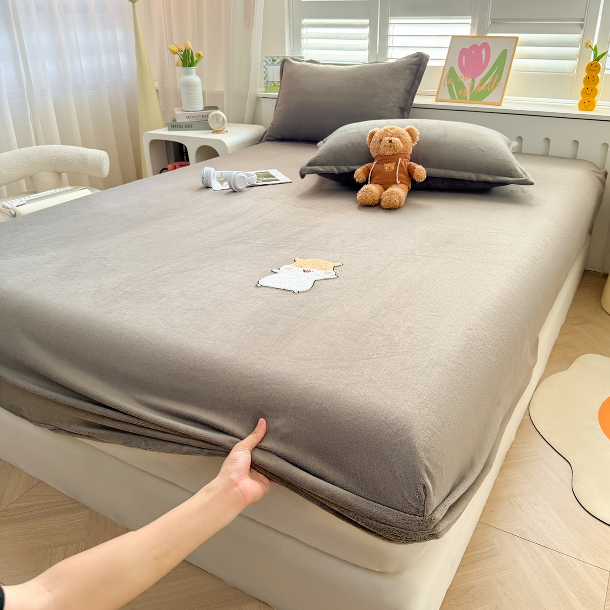 91家纺网 家纺一手货源 找家纺 湘之帛 2025新款牛奶绒印花床笠 小松鼠-深灰