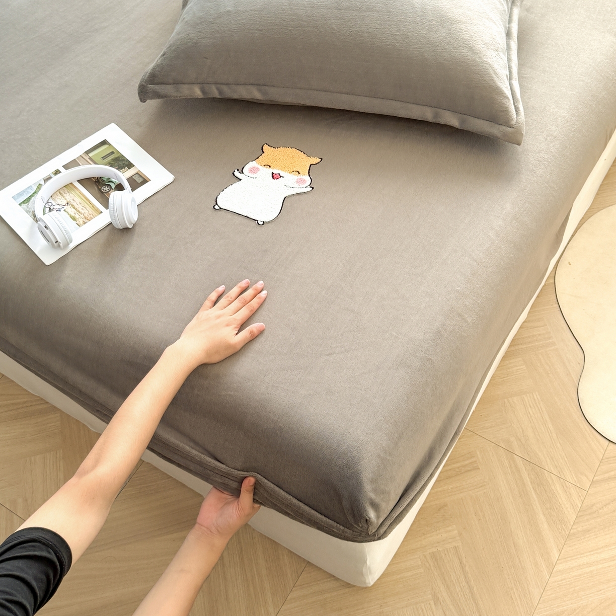 91家纺网 家纺一手货源 找家纺 湘之帛 2025新款牛奶绒印花床笠 小松鼠-深灰