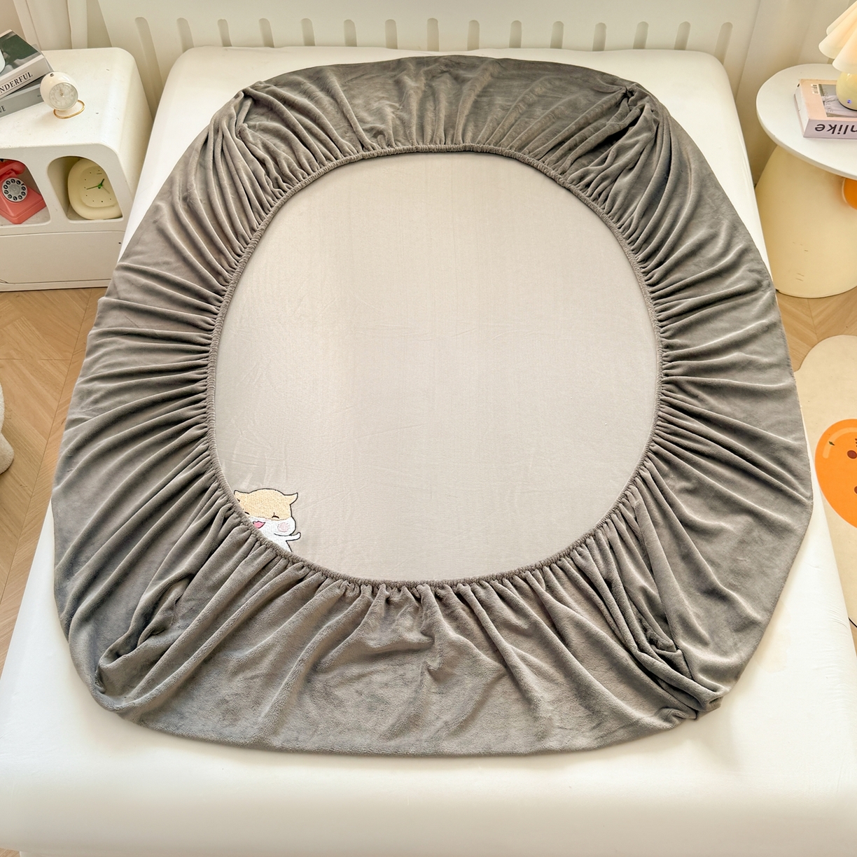 91家纺网 家纺一手货源 找家纺 湘之帛 2025新款牛奶绒印花床笠 小松鼠-深灰