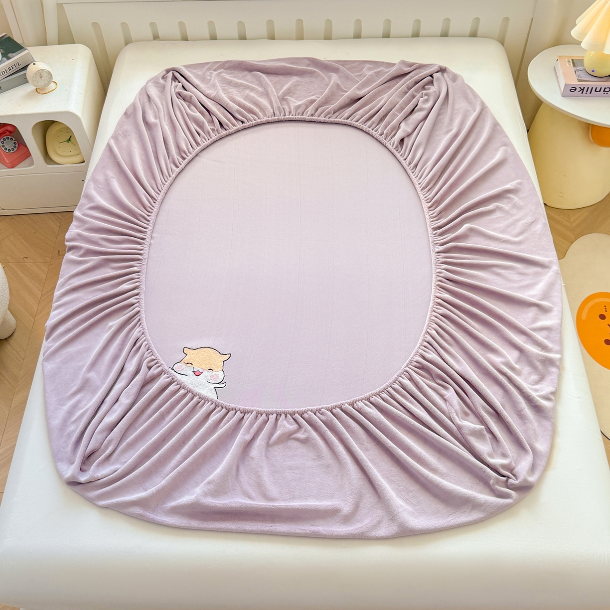 91家纺网 家纺一手货源 找家纺 湘之帛 2025新款牛奶绒印花床笠 小松鼠-紫色