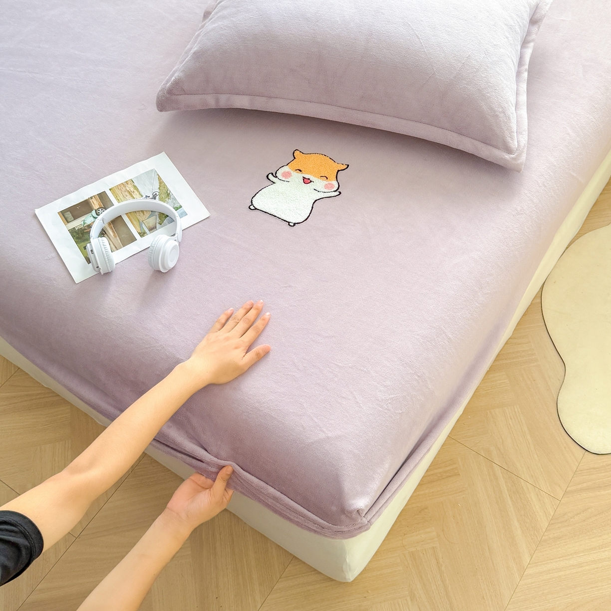 91家纺网 家纺一手货源 找家纺 湘之帛 2025新款牛奶绒印花床笠 小松鼠-紫色