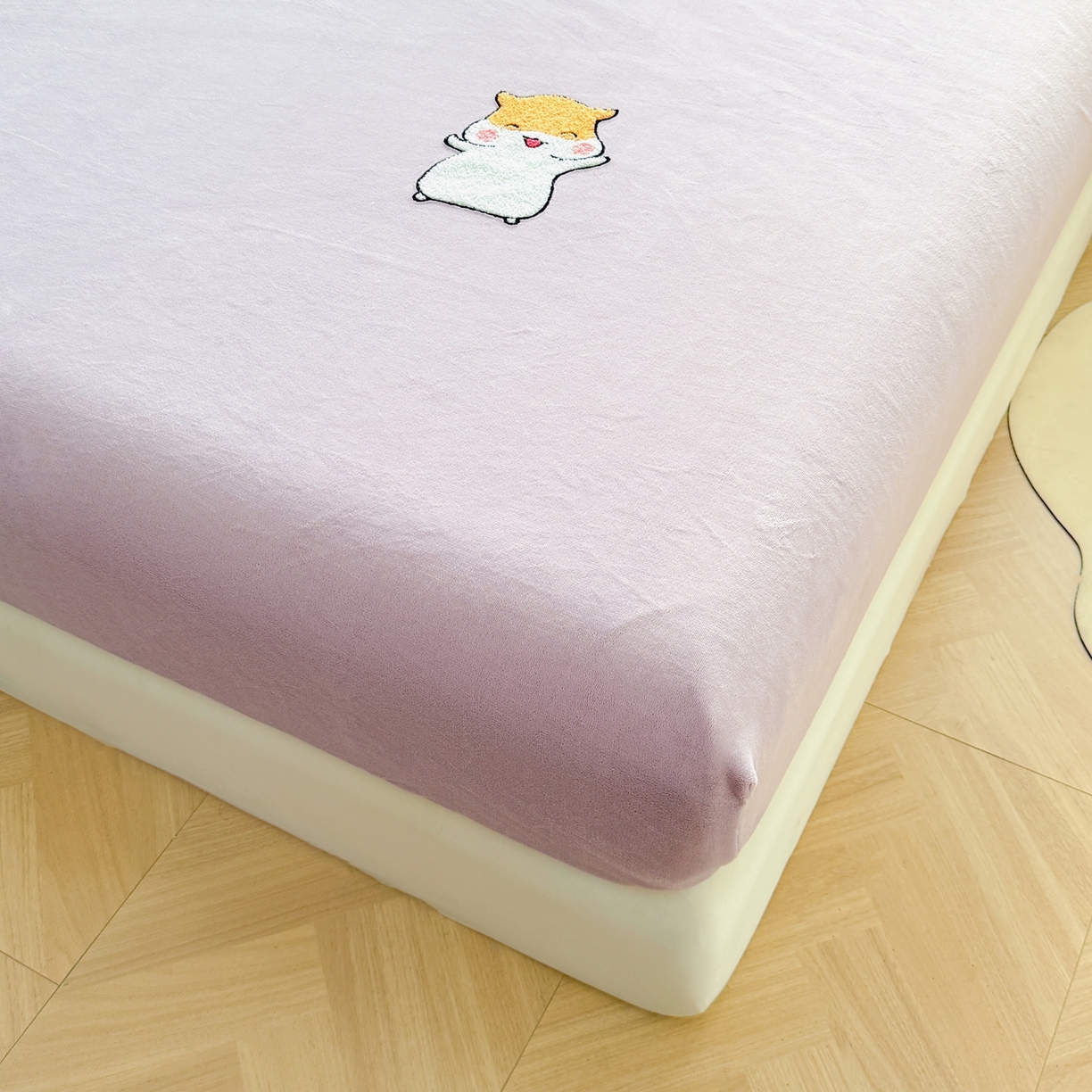 91家纺网 家纺一手货源 找家纺 湘之帛 2025新款牛奶绒印花床笠 小松鼠-紫色