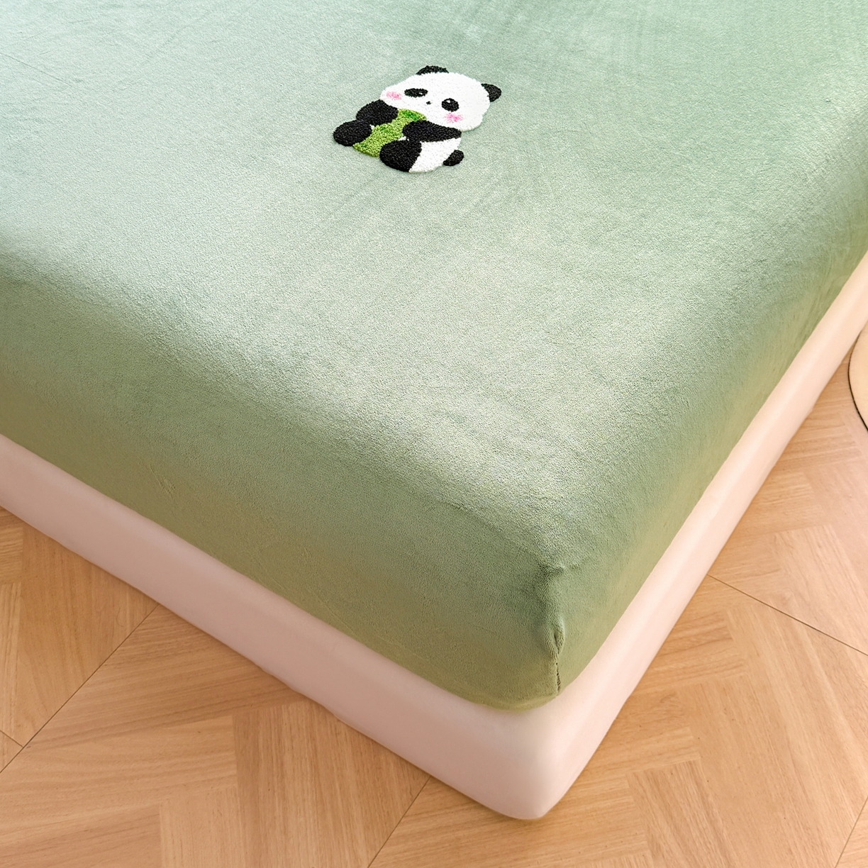 91家纺网 家纺一手货源 找家纺 湘之帛 2025新款牛奶绒印花床笠 小熊猫-草绿