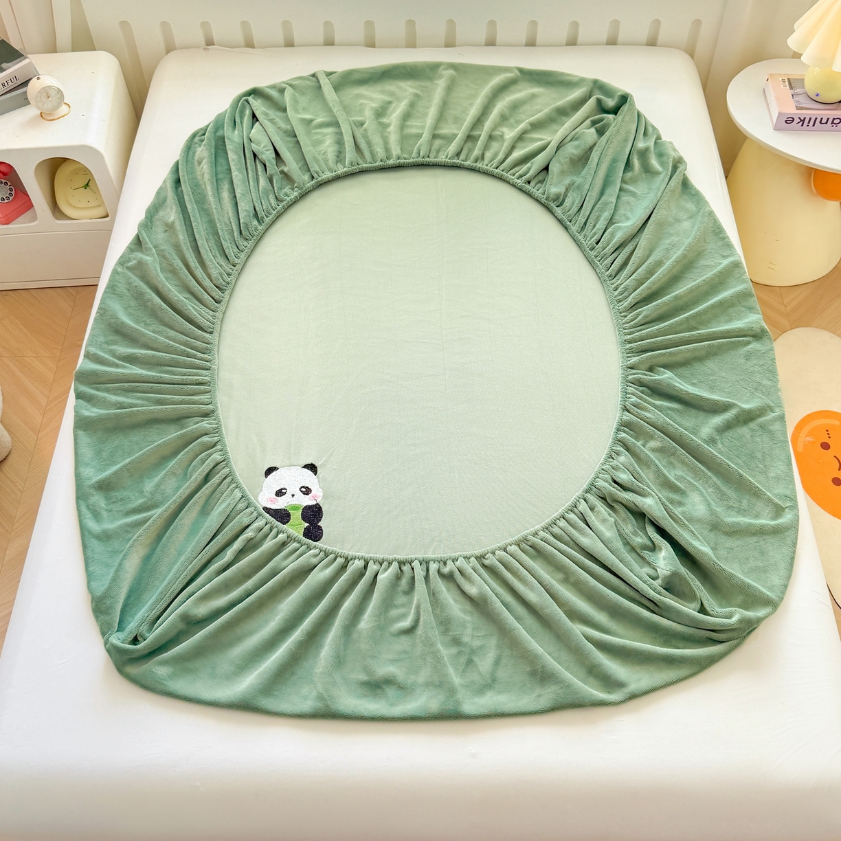 91家纺网 家纺一手货源 找家纺 湘之帛 2025新款牛奶绒印花床笠 小熊猫-草绿