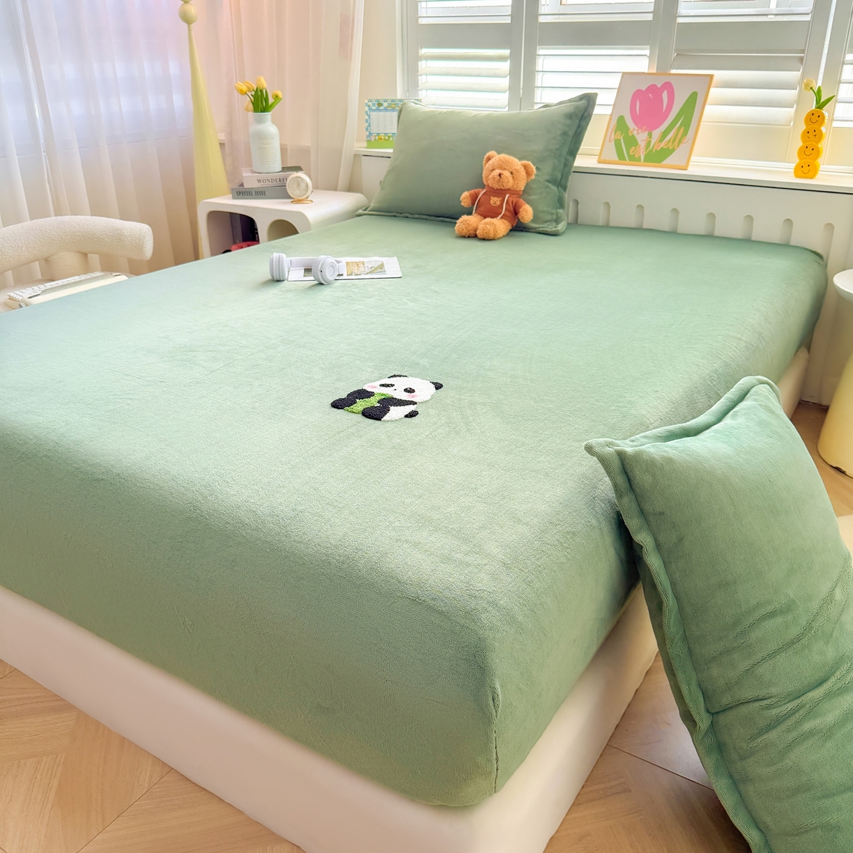 91家纺网 家纺一手货源 找家纺 湘之帛 2025新款牛奶绒印花床笠 小熊猫-草绿