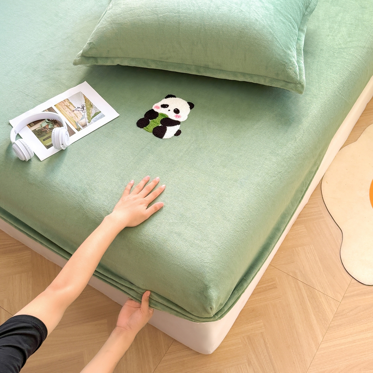 91家纺网 家纺一手货源 找家纺 湘之帛 2025新款牛奶绒印花床笠 小熊猫-草绿