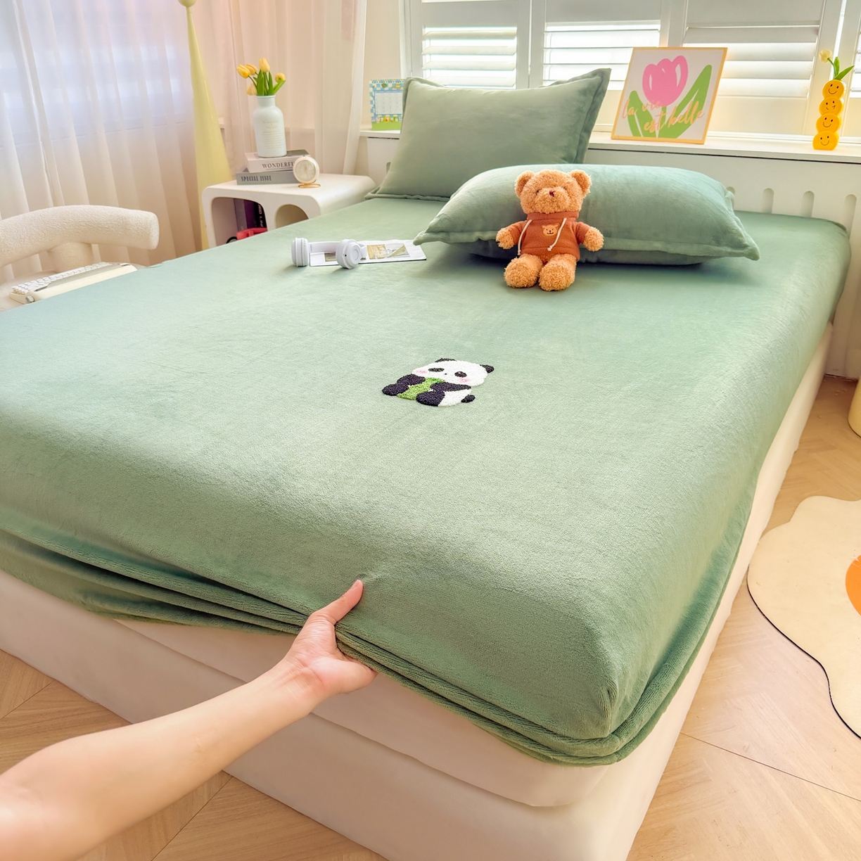 91家纺网 家纺一手货源 找家纺 湘之帛 2025新款牛奶绒印花床笠 小熊猫-草绿
