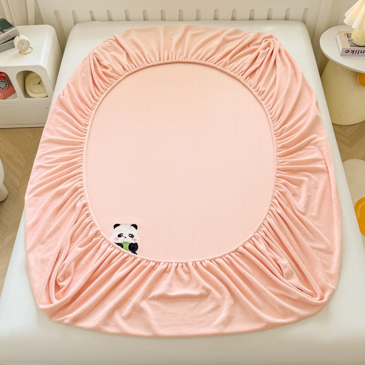 91家纺网 家纺一手货源 找家纺 湘之帛 2025新款牛奶绒印花床笠 小熊猫-粉色