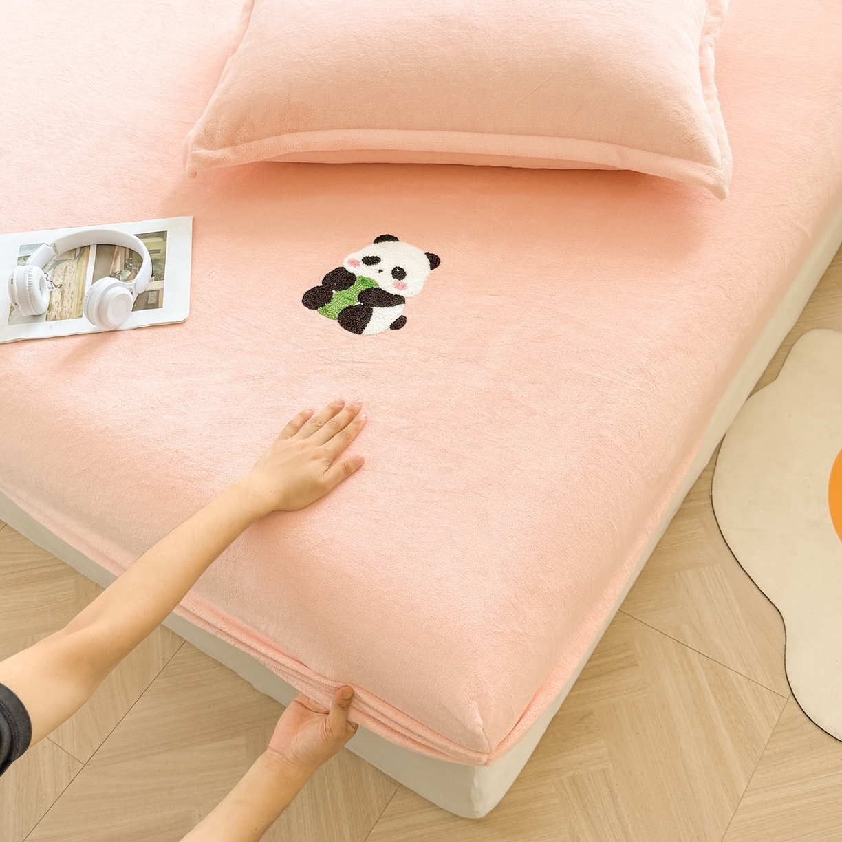 91家纺网 家纺一手货源 找家纺 湘之帛 2025新款牛奶绒印花床笠 小熊猫-粉色