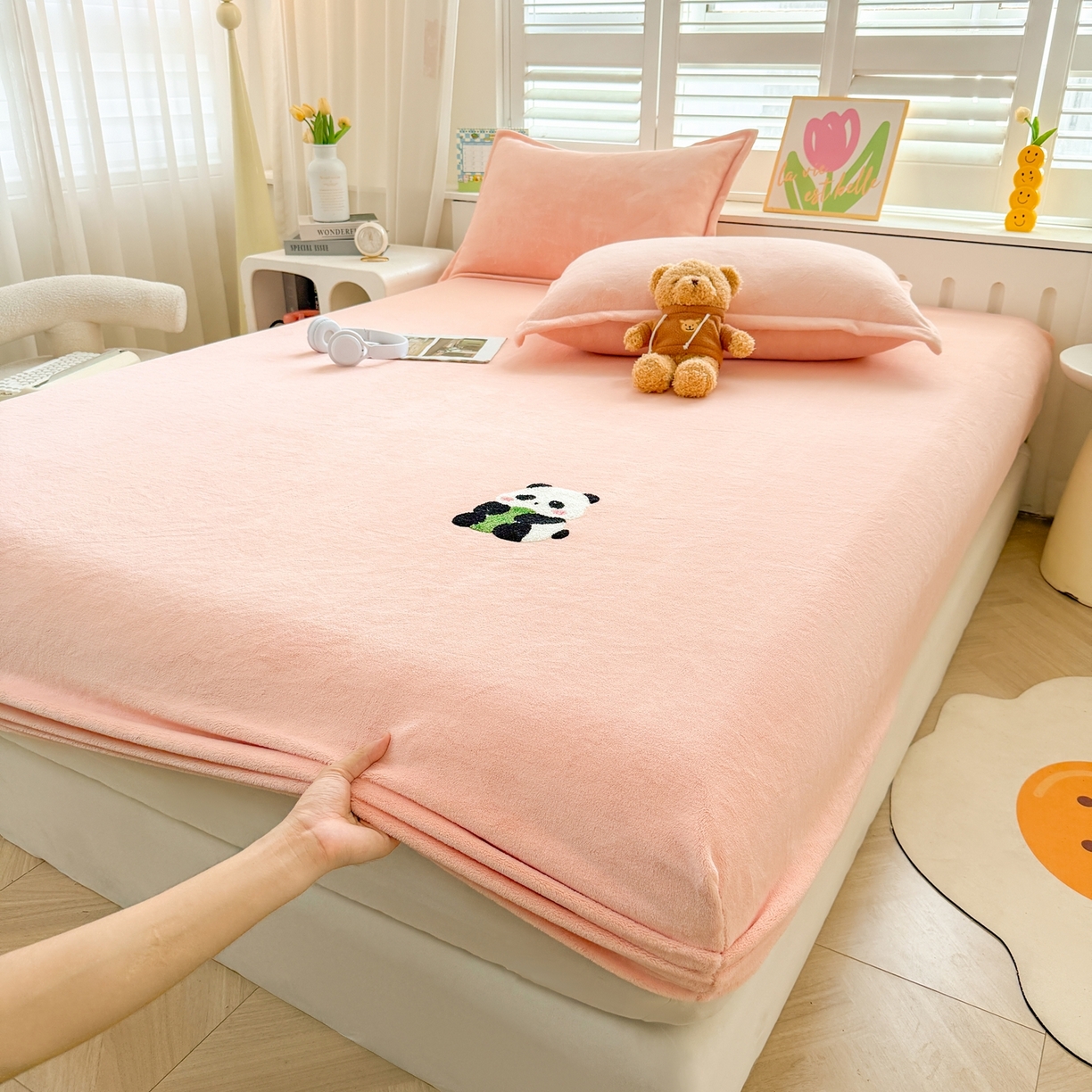 91家纺网 家纺一手货源 找家纺 湘之帛 2025新款牛奶绒印花床笠 小熊猫-粉色