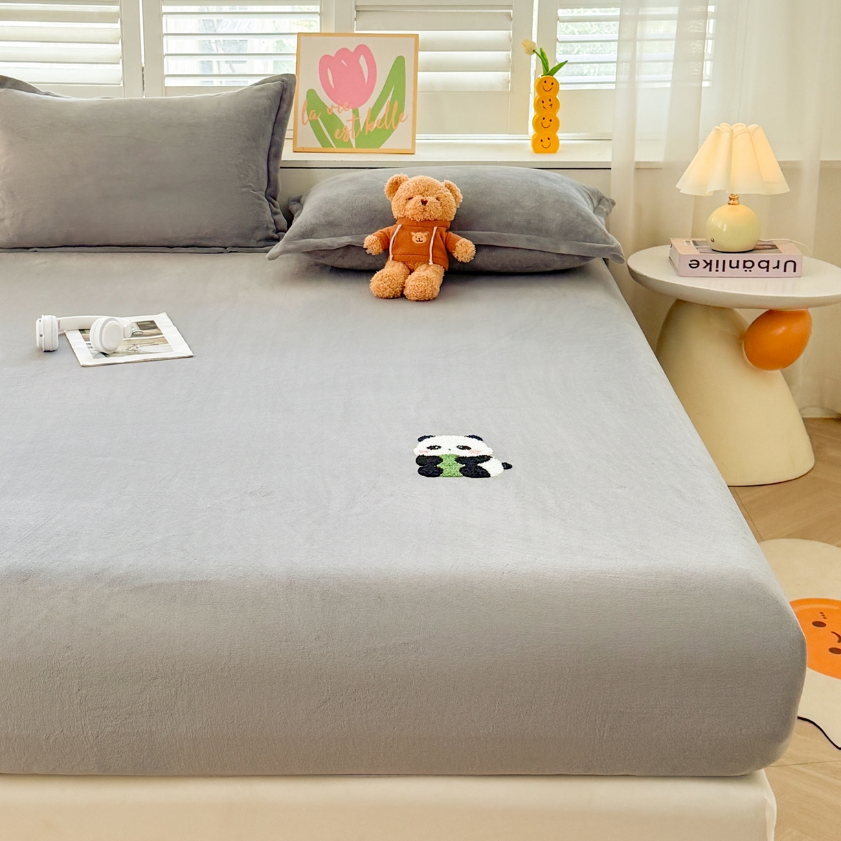 91家纺网 家纺一手货源 找家纺 湘之帛 湘之帛 2025新款高克重纯色毛巾绣牛奶绒床笠三件套 小熊猫-灰色