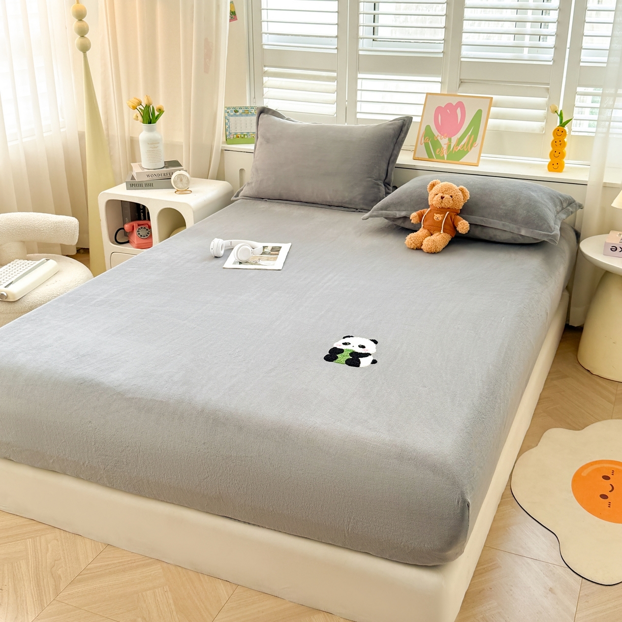 91家纺网 家纺一手货源 找家纺 湘之帛 湘之帛 2025新款高克重纯色毛巾绣牛奶绒床笠三件套 小熊猫-灰色