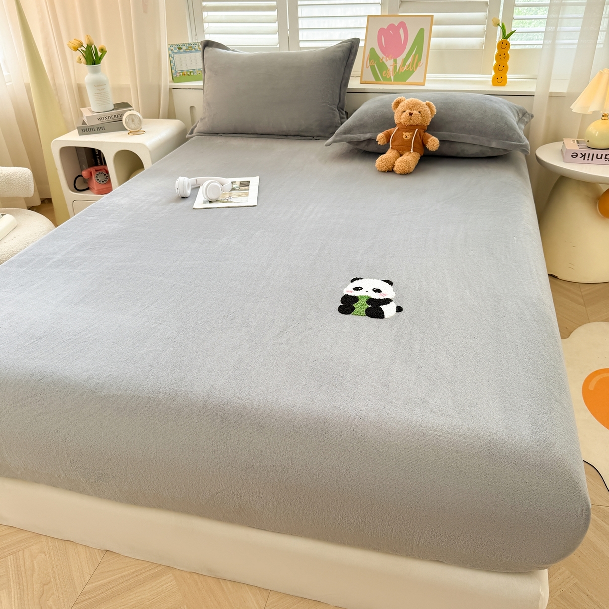 91家纺网 家纺一手货源 找家纺 湘之帛 湘之帛 2025新款高克重纯色毛巾绣牛奶绒床笠三件套 小熊猫-灰色