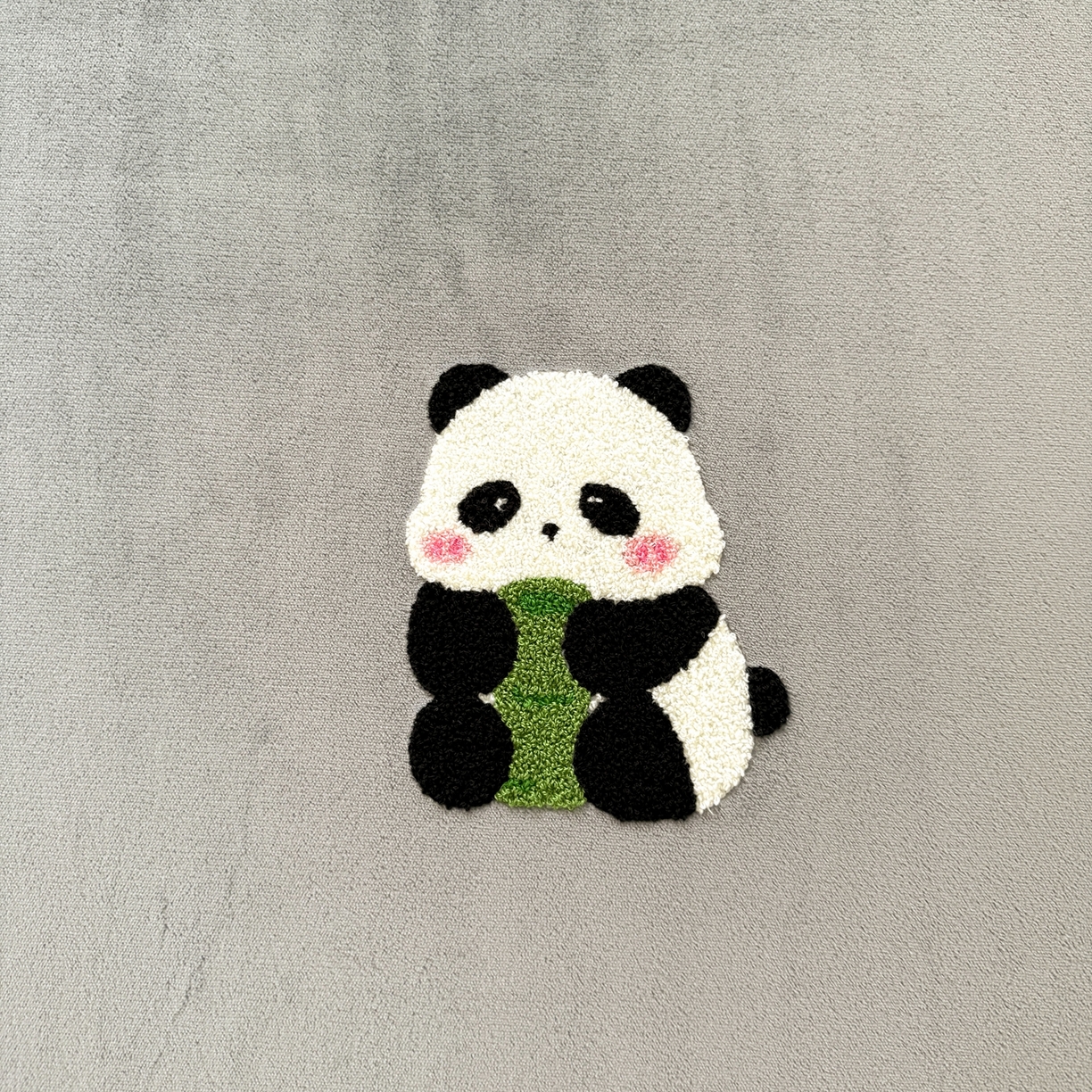 91家纺网 家纺一手货源 找家纺 湘之帛 湘之帛 2025新款高克重纯色毛巾绣牛奶绒床笠三件套 小熊猫-灰色