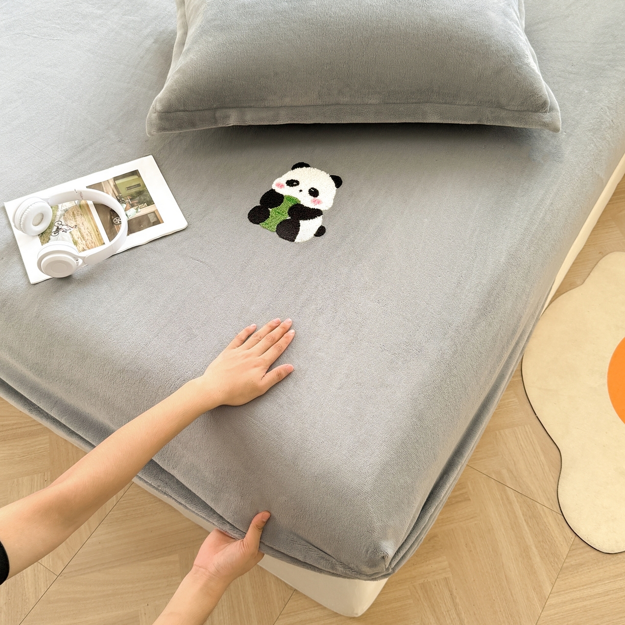 91家纺网 家纺一手货源 找家纺 湘之帛 湘之帛 2025新款高克重纯色毛巾绣牛奶绒床笠三件套 小熊猫-灰色