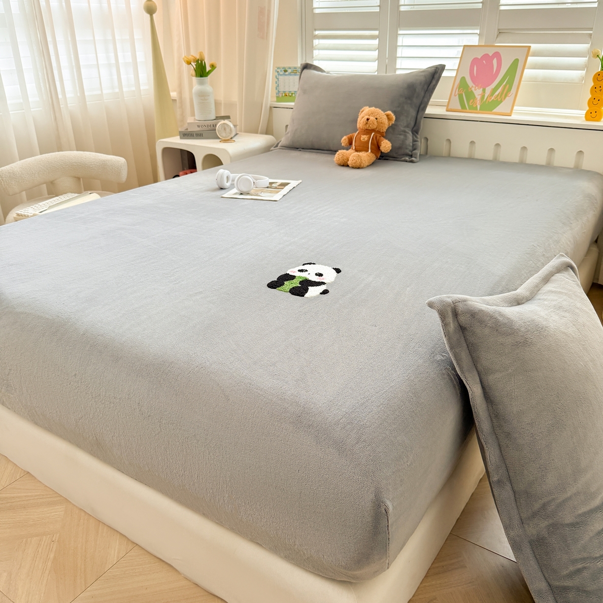 91家纺网 家纺一手货源 找家纺 湘之帛 湘之帛 2025新款高克重纯色毛巾绣牛奶绒床笠三件套 小熊猫-灰色