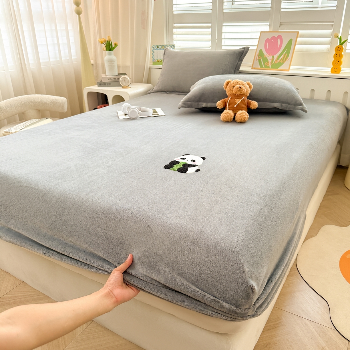 91家纺网 家纺一手货源 找家纺 湘之帛 湘之帛 2025新款高克重纯色毛巾绣牛奶绒床笠三件套 小熊猫-灰色