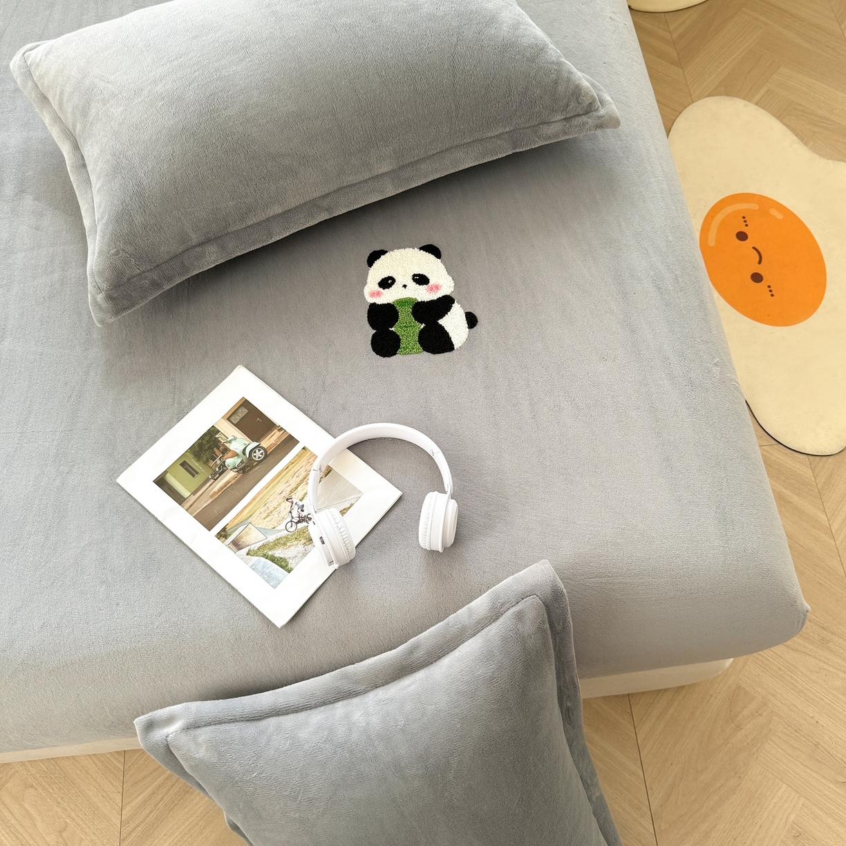 91家纺网 家纺一手货源 找家纺 湘之帛 湘之帛 2025新款高克重纯色毛巾绣牛奶绒床笠三件套 小熊猫-灰色