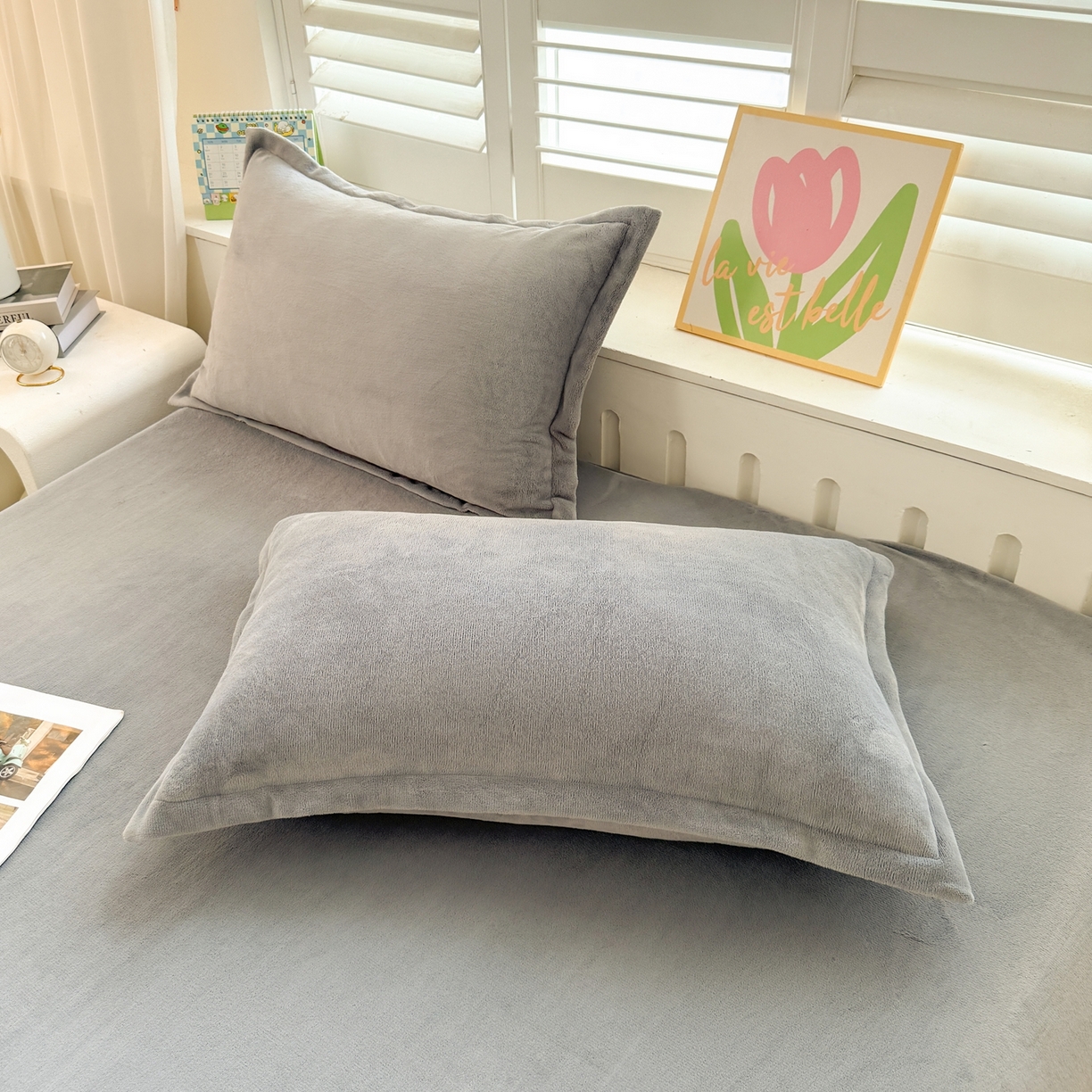 91家纺网 家纺一手货源 找家纺 湘之帛 湘之帛 2025新款高克重纯色毛巾绣牛奶绒床笠三件套 小熊猫-灰色