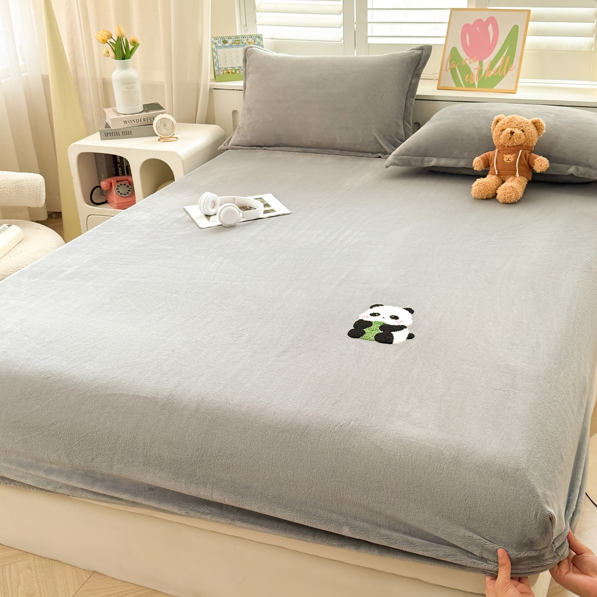 91家纺网 家纺一手货源 找家纺 湘之帛 湘之帛 2025新款高克重纯色毛巾绣牛奶绒床笠三件套 小熊猫-灰色