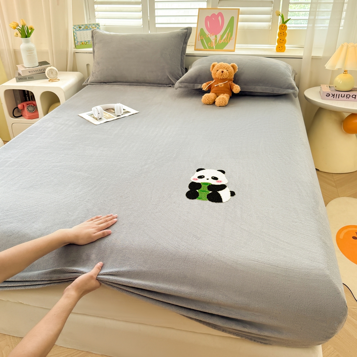 91家纺网 家纺一手货源 找家纺 湘之帛 湘之帛 2025新款高克重纯色毛巾绣牛奶绒床笠三件套 小熊猫-灰色