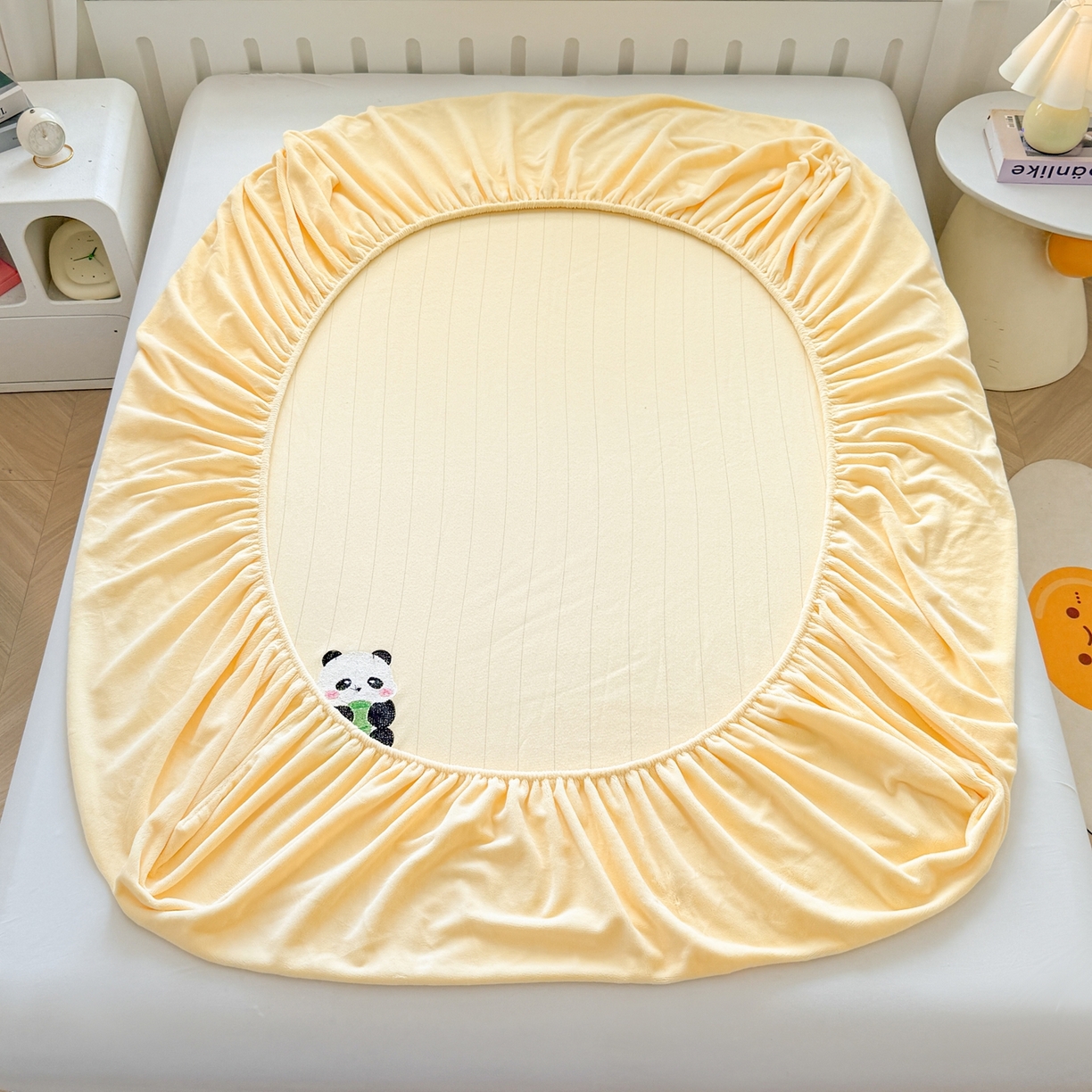 91家纺网 家纺一手货源 找家纺 湘之帛 2025新款牛奶绒印花床笠 小熊猫-米黄