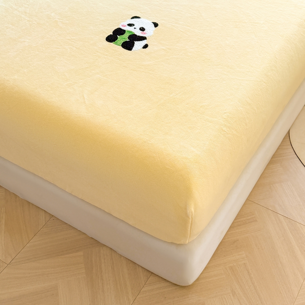 91家纺网 家纺一手货源 找家纺 湘之帛 2025新款牛奶绒印花床笠 小熊猫-米黄