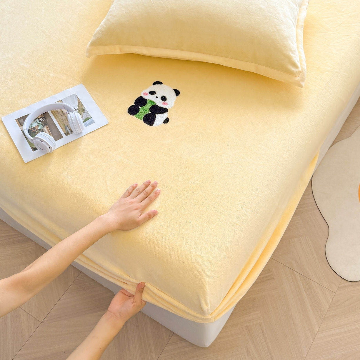 91家纺网 家纺一手货源 找家纺 湘之帛 2025新款牛奶绒印花床笠 小熊猫-米黄