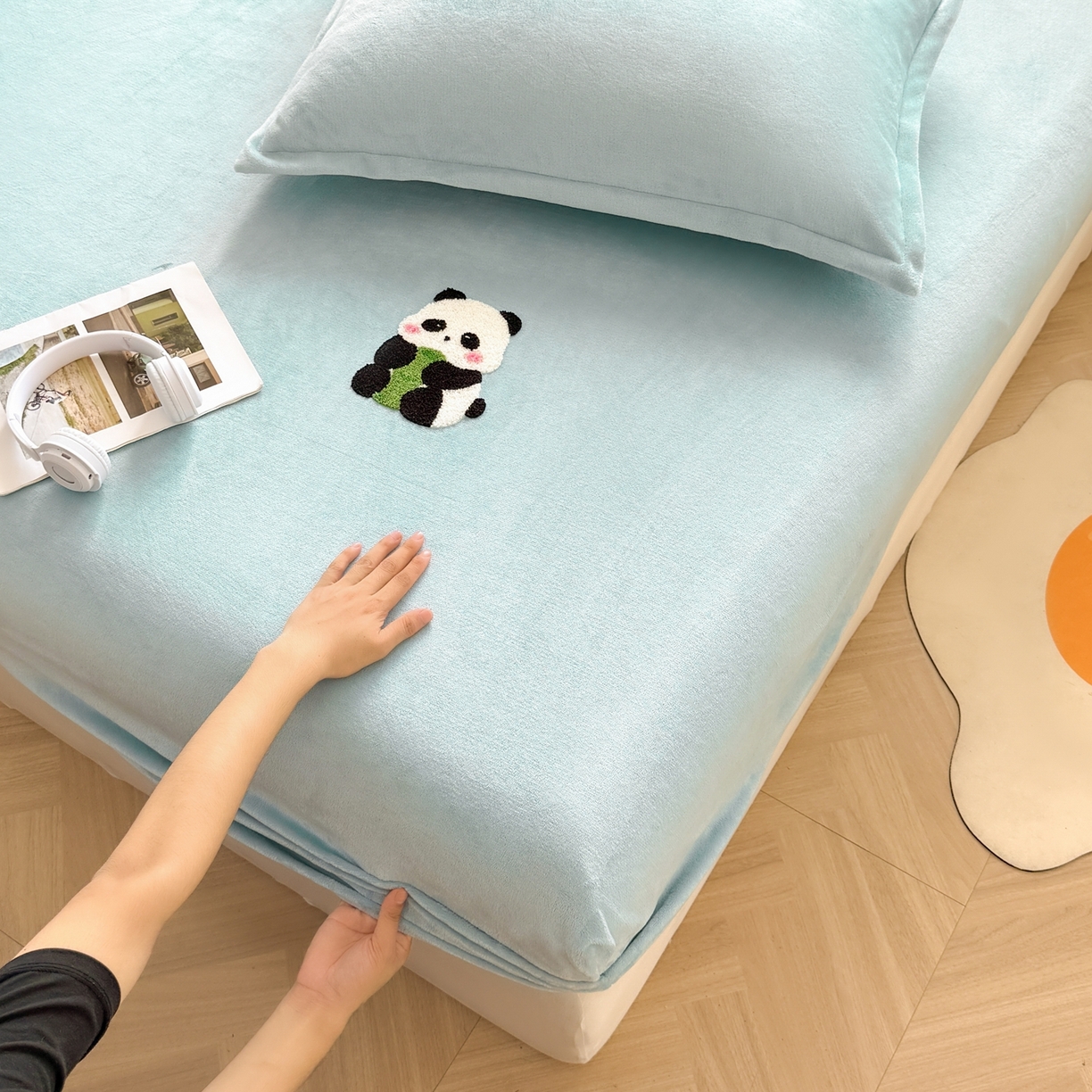 91家纺网 家纺一手货源 找家纺 湘之帛 2025新款牛奶绒印花床笠 小熊猫-浅蓝