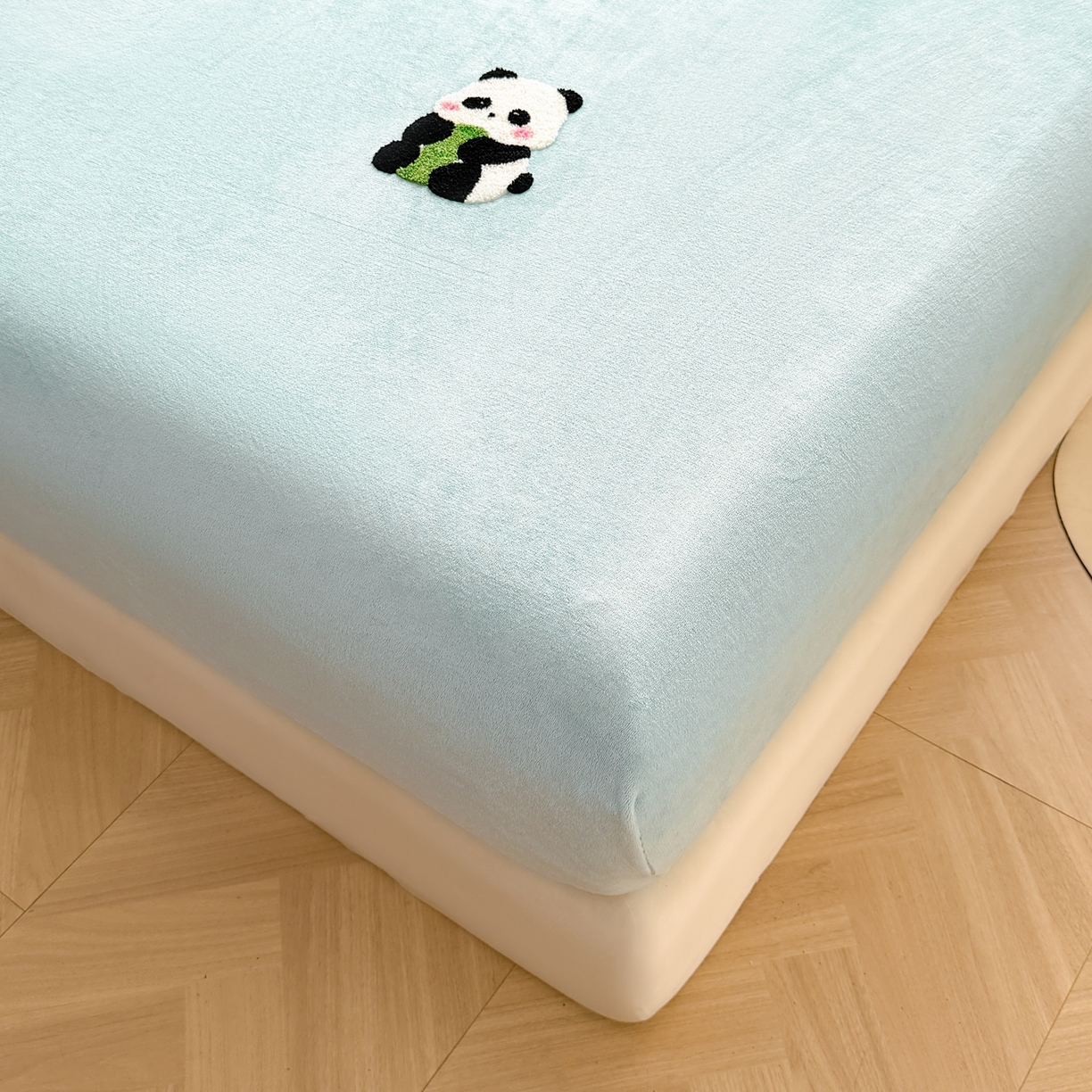 91家纺网 家纺一手货源 找家纺 湘之帛 2025新款牛奶绒印花床笠 小熊猫-浅蓝