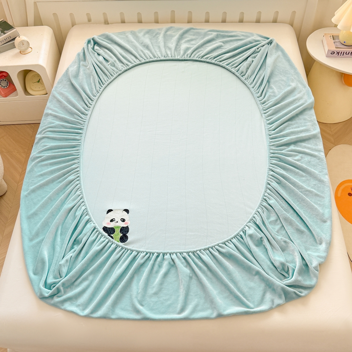 91家纺网 家纺一手货源 找家纺 湘之帛 2025新款牛奶绒印花床笠 小熊猫-浅蓝