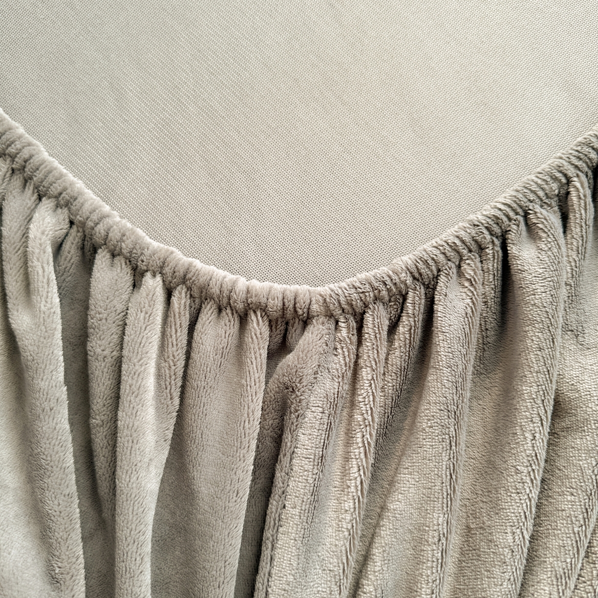 91家纺网 家纺一手货源 找家纺 湘之帛 2025新款牛奶绒印花床笠 小熊猫-深灰