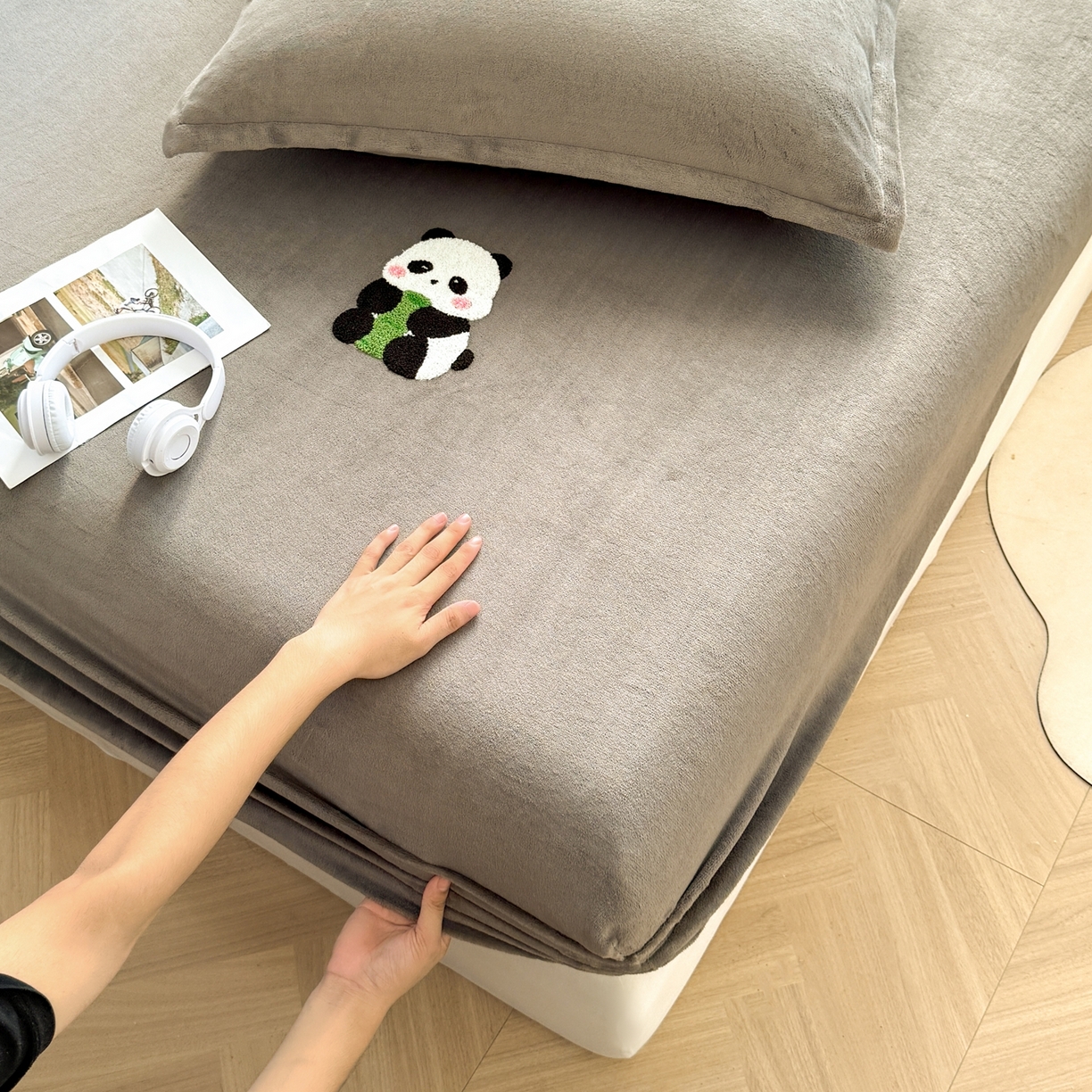 91家纺网 家纺一手货源 找家纺 湘之帛 2025新款牛奶绒印花床笠 小熊猫-深灰