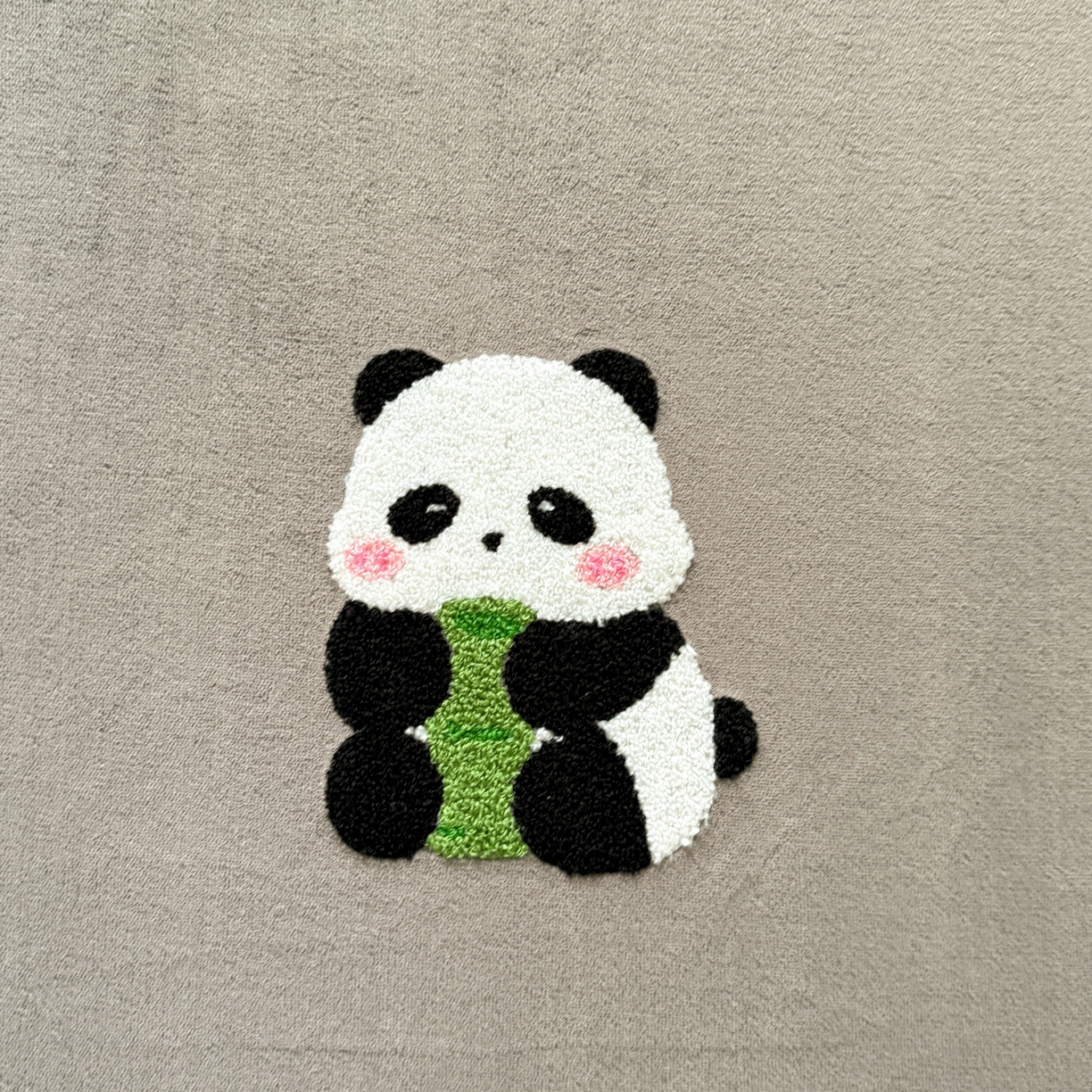 91家纺网 家纺一手货源 找家纺 湘之帛 2025新款牛奶绒印花床笠 小熊猫-深灰