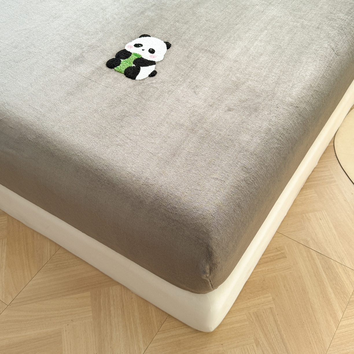 91家纺网 家纺一手货源 找家纺 湘之帛 2025新款牛奶绒印花床笠 小熊猫-深灰